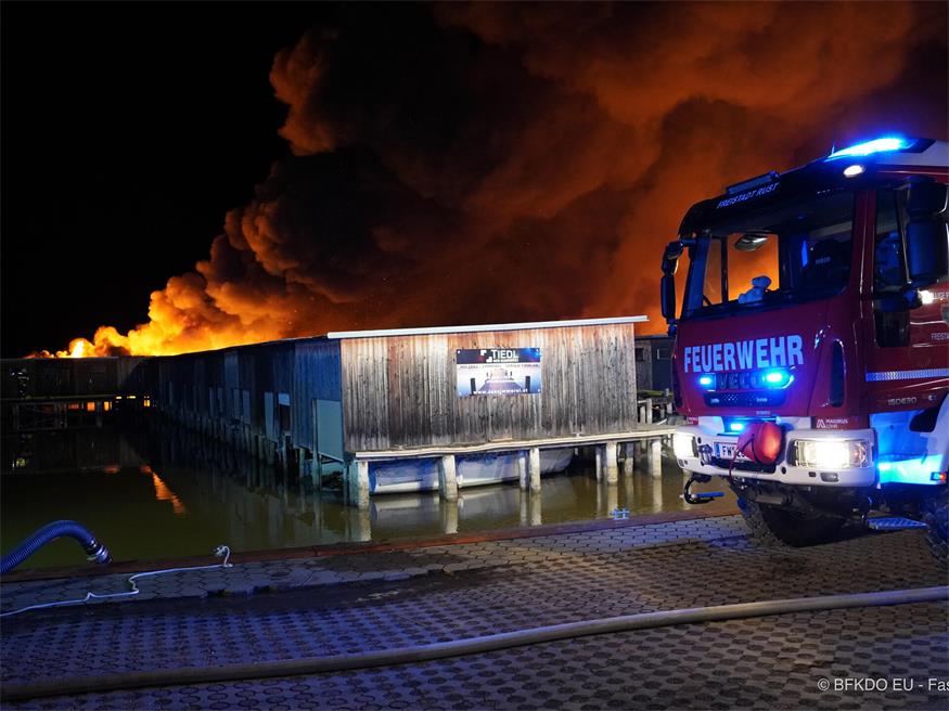 222 Bootsgaragen verbrannten in Ruster Bucht 