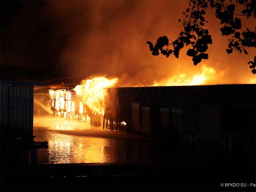 222 Bootsgaragen verbrannten in Ruster Bucht 