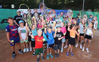 38 Jugendliche verbrachten beim Tenniscamp des Tennisvereins UNION Wiesen eine sportliche Woche am Tennisplatz.