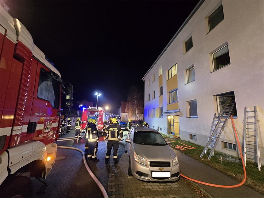 40 Feuerwehrmitglieder standen bei einem Zimmerbrand in Neusiedl im Einsatz. Die Wohnung der 3-köpfigen Familie ist auf längere Zeit unbewohnbar. 