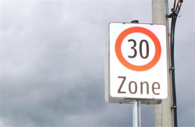 62 Prozent befürworteten, auf allen Nebenstraßen im Ortsgebiet eine Tempo 30-Zone einzuführen.