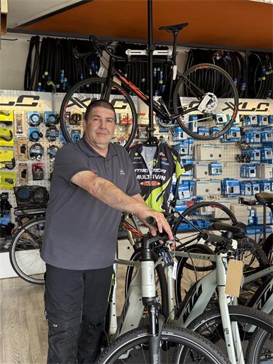70 Jahre Zweirad-Kompetenz. Seit sieben Jahrzehnten steht der Traditionsbetrieb in Oberpullendorf für verlässlichen Service. Inhaber Dietmar Rainer berät rund um Fahrrad, E-Bike und Zubehör.