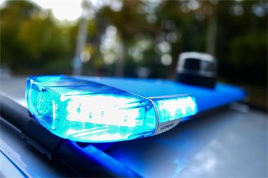 74-Jährige fuhr Polizisten an, Beamter leicht verletzt