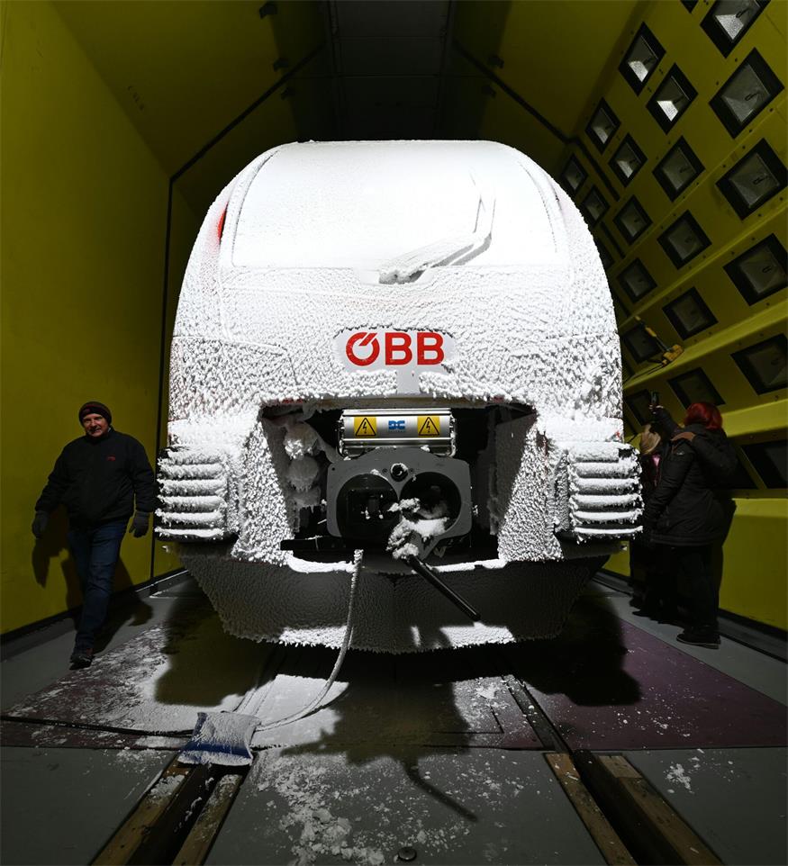 ABD0014_20250210 - WIEN - ÖSTERREICH: Präsentation ÖBB "Neuer Cityjet-Doppelstock im Klima-Wind-Eis-Kanal am Montag, 10. Februar 2025, in der Rail Tec Arsenal Fahrzeugversuchsanlage in Wien. - FOTO: APA/HELMUT FOHRINGER