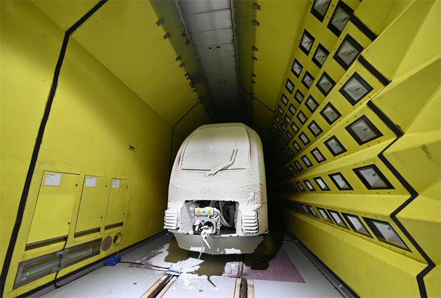 ABD0015_20250210 - WIEN - ÖSTERREICH: Präsentation ÖBB "Neuer Cityjet-Doppelstock im Klima-Wind-Eis-Kanal am Montag, 10. Februar 2025, in der Rail Tec Arsenal Fahrzeugversuchsanlage in Wien. - FOTO: APA/HELMUT FOHRINGER