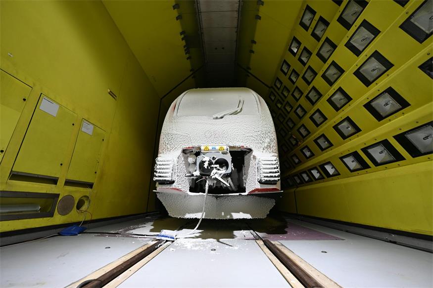 ABD0016_20250210 - WIEN - ÖSTERREICH: Präsentation ÖBB "Neuer Cityjet-Doppelstock im Klima-Wind-Eis-Kanal am Montag, 10. Februar 2025, in der Rail Tec Arsenal Fahrzeugversuchsanlage in Wien. - FOTO: APA/HELMUT FOHRINGER