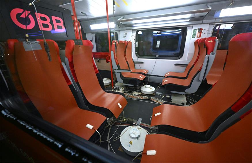 ABD0020_20250210 - WIEN - ÖSTERREICH: Sensoren und Messgeräte in einer Kabine aufgenommen anl. der Präsentation ÖBB "Neuer Cityjet-Doppelstock im Klima-Wind-Eis-Kanal am Montag, 10. Februar 2025, in der Rail Tec Arsenal Fahrzeugversuchsanlage in Wien. - FOTO: APA/HELMUT FOHRINGER