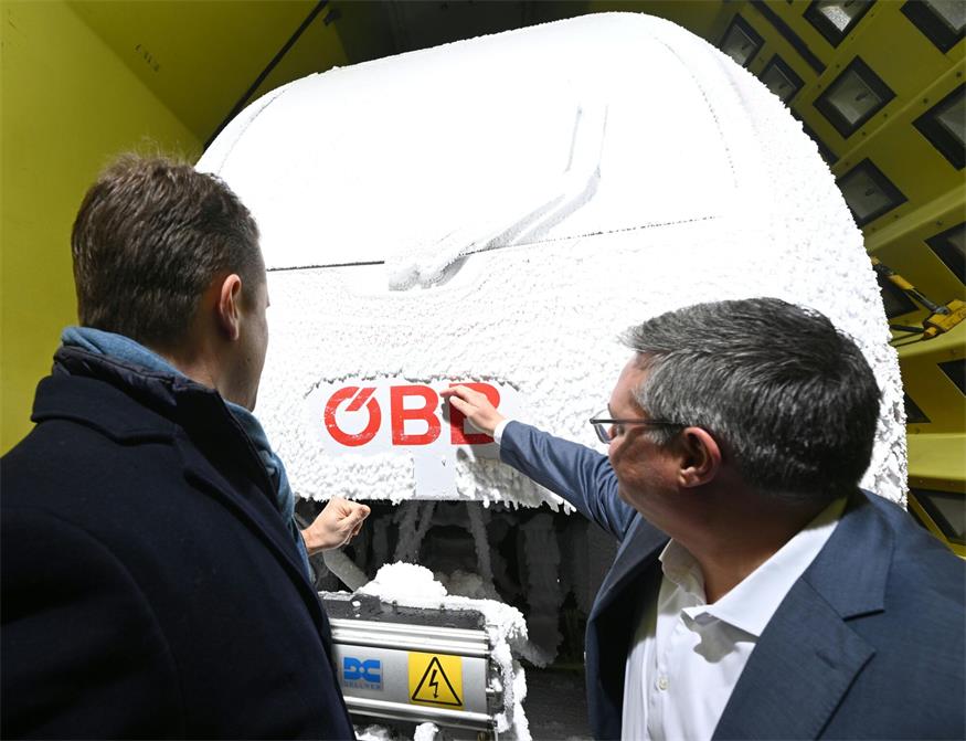 ABD0024_20250210 - WIEN - ÖSTERREICH: Vorstand Heinz Freunschlag (ÖBB-Personenverkehr AG) und GF Christian Diewald (Stadler Österreich) anl. der Präsentation ÖBB "Neuer Cityjet-Doppelstock im Klima-Wind-Eis-Kanal am Montag, 10. Februar 2025, in der Rail Tec Arsenal Fahrzeugversuchsanlage in Wien. - FOTO: APA/HELMUT FOHRINGER