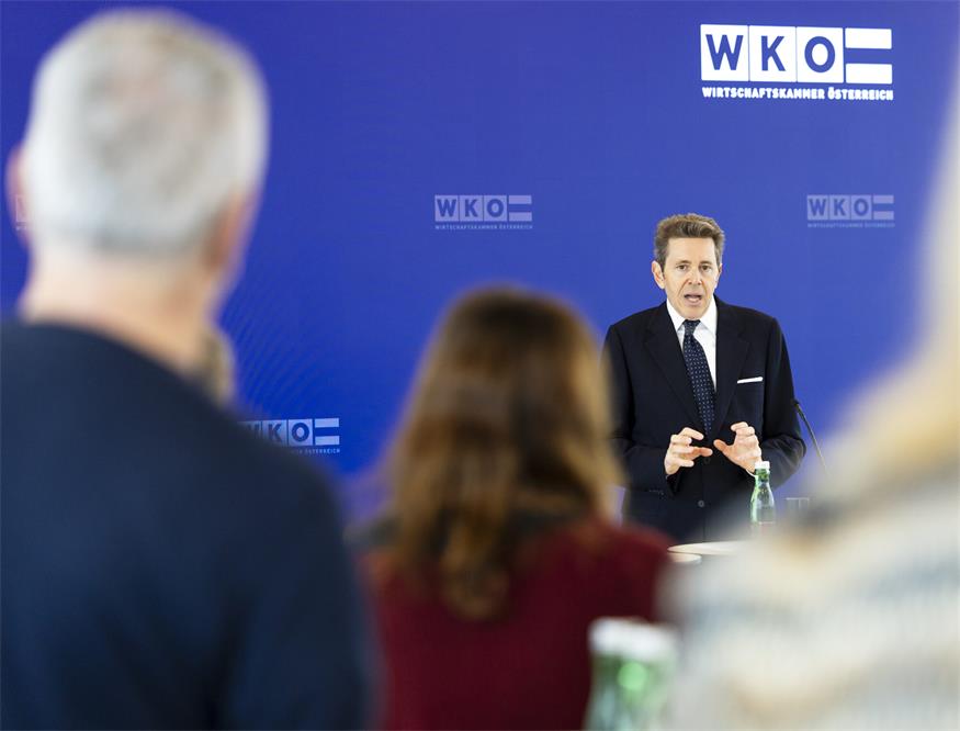 ABD0032_20251110 - WIEN - ÖSTERREICH: WKÖ-Präsident Harald Mahrer am Montag, 10. November 2025, anl. einer PK "Inhaltliche Ergebnisse des Treffens der Präsident:innen der WKÖ sowie der 9 Landeskammern" in Wien. - FOTO: APA/TOBIAS STEINMAURER