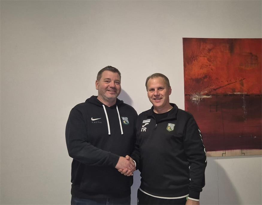 ASK Stoob Obmann Thomas Jerson (l.) freut sich, dass sich Nachwuchstrainer Arnold Landauer ab sofort auch mit der Betreuung der Kampfmannschaftspieler befasst.