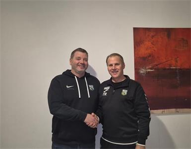 ASK Stoob Obmann Thomas Jerson (l.) freut sich, dass sich Nachwuchstrainer Arnold Landauer ab sofort auch mit der Betreuung der Kampfmannschaftspieler befasst.