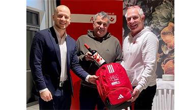 ASKÖ Burgenland-Präsident Maximilian Köllner (l.) und Geschäftsführer Andreas Ponic (r.) gratulierten Günter „Lucky“ Dorner zur Wahl zum ASKÖ-Bundesreferenten für Kunstturnen.