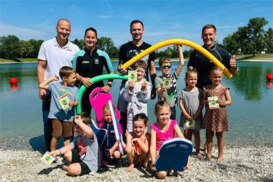 ASKÖ-Präsident Maximilian Köllner, Schwimmtrainerin Stefanie Kremener, Andauer Bürgermeister Philipp Pelzer und Schwimmtrainer Michael Leidenfrost mit den Kindern, die den Hopsi Hopper Schwimmkurs am Andauer Badesee absolviert haben.