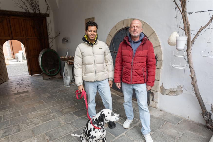 Ostern ist Marktzeit im Ruster Zechkeller Abdul Farak und Karl Höllriegel besuchten mit Hündin Emma den Ostermarkt