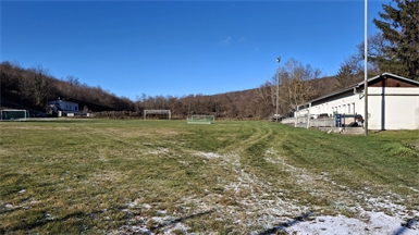 Abriss. Die Gebäude am nicht mehr genutzten Sportplatz in Donnerskirchen werden in den nächsten Monaten abgerissen, der Platz renaturiert beziehungsweise aufgeforstet.