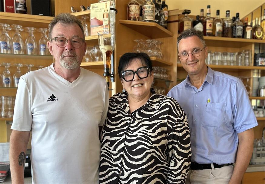 Abschied im Stüberl (v.l.): Heinz Ferstl, Martha Ferstl, Thomas Novoszel