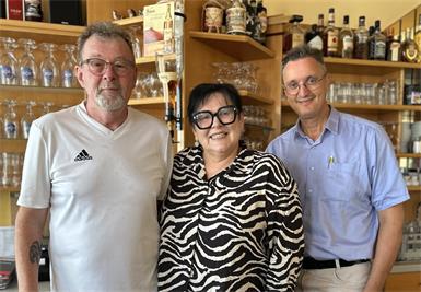 Abschied im Stüberl (v.l.): Heinz Ferstl, Martha Ferstl, Thomas Novoszel