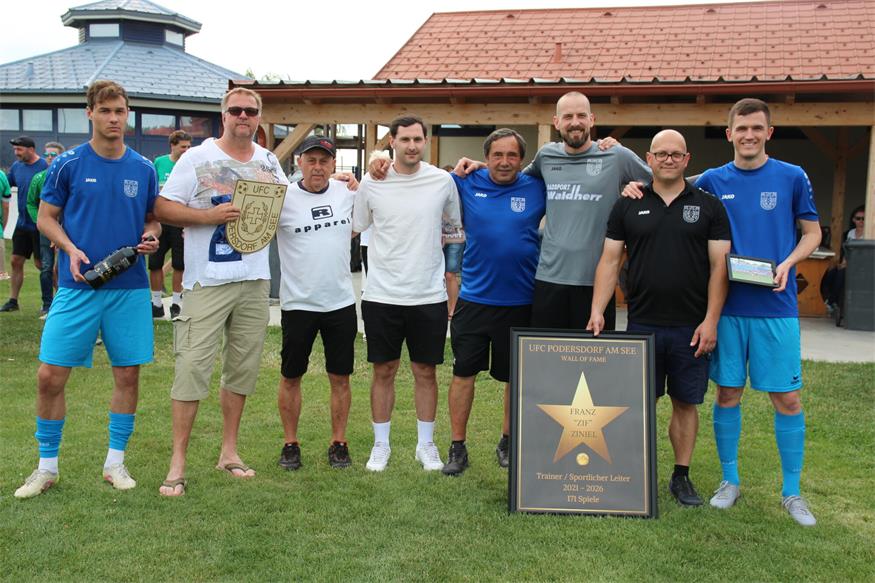 Abschiedszeremonie. Elias Kolarik, Christian Steiner, Julius Kiss, Obmann Lorenz Lentsch und Simon Lentsch verabschiedeten Martin Leiner, Coach Franz Ziniel und Goalie Andras Köllö.