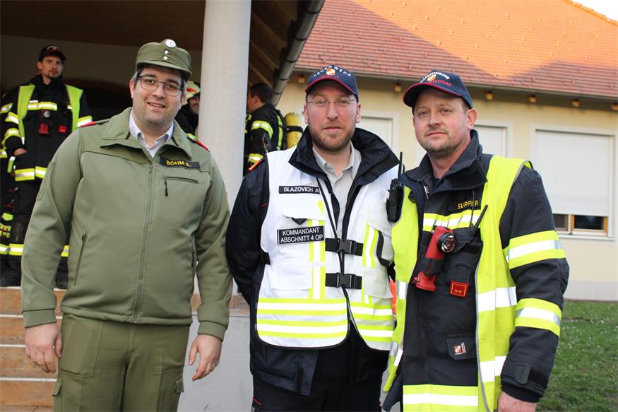 Abschnittsatemschutzwart Sebastian Böhm und Abschnittskommandant Alexander Blazovich sahen Einsatzleiter Jürgen Supper und den Feuerwehrleuten bei der Übung über die Schultern.