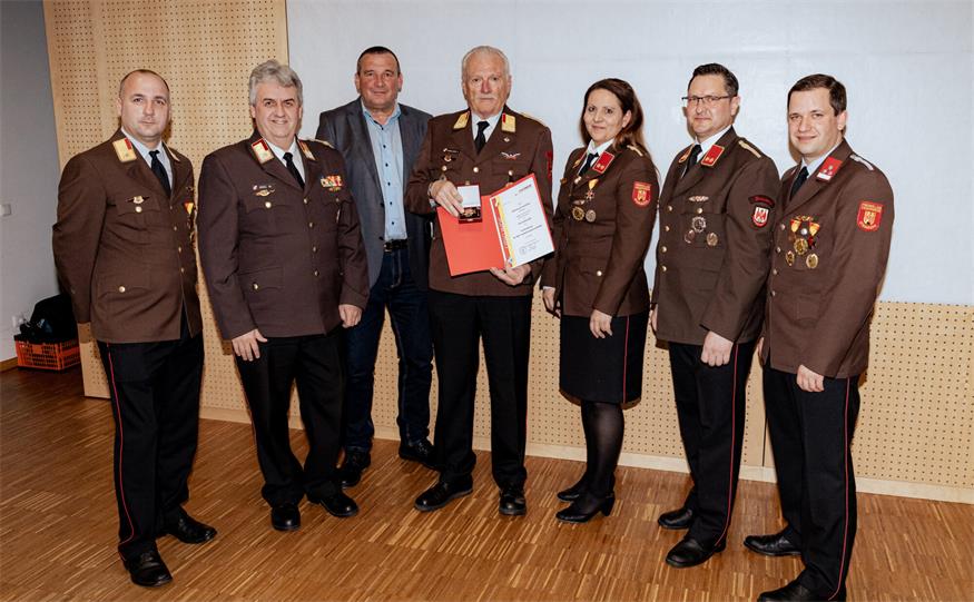 Abschnittskommandant Andreas Kuzmits, Bezirkskommandant Martin Reidl, Bürgermeister Manfred Schmidt, Kommandantstellvertreterin Katharina Baumgartner, Kommandant Christian Laminger und Vizeortschef Stefan Guczogi gratulierten Emmerich Aumüllner zum Verdienstkreuz. 