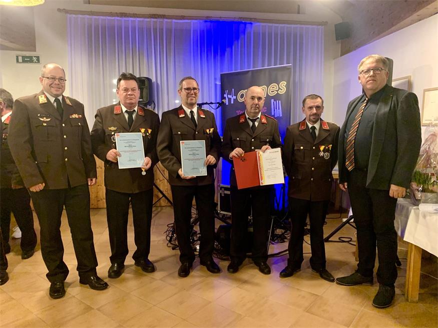 Abschnittskommandant Markus Wessely (l.), OBI Gottfried Hüller, LM Christian Priber, LM Gottfried Löschnauer, Feuerwehrkommandant Thomas Plankovits und Vizebürgermeister Andreas Bauer (r.) wohnten dem Abend bei.