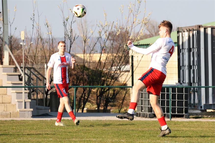 Abwehrchef Daniel Sakovy (r.) fällt gegen St. Georgen aus. In der vergangenen Rückrunde war er noch der entscheidende Mann, um St. Georgens Torgarant Oliver Mancs aus dem Spiel zu nehmen.