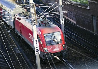 Acht Passagiere bedrohte der Mann - er blieb aber ohne Beute und wurde am Bahnhof in Parndorf festgenommen (Symbolbild).