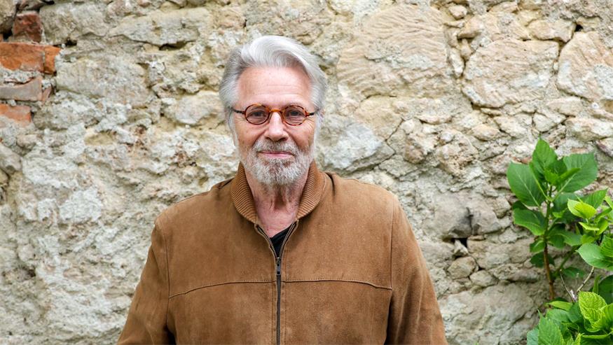 Adi Hirschal lebt unter anderem in einem wunderschön renovierten Bauernhaus in Purbach. Ein Kraftort, an dem er Energie tankt und die Natur rund um den Neusiedler See erkundet. Gerne lässt er sich dabei zu neuen kreative Ideen inspirieren.