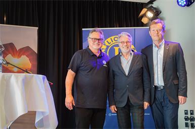 Adi Hirschal macht gemeinsame Sache mit dem Lions Club Neusiedlersee. Alex Rupp und Präsident Hannes Gartner freuten sich, den Künstler für die Benefizveranstaltung gewinnen zu können.