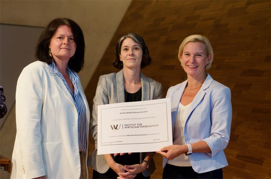 Administratorin Rita Binder-Schöll (l.) und Direktorin Sonja Hasler (r.) mit Kerstin Wurth-Konczer von der Wirtschaftsuniversität Wien .