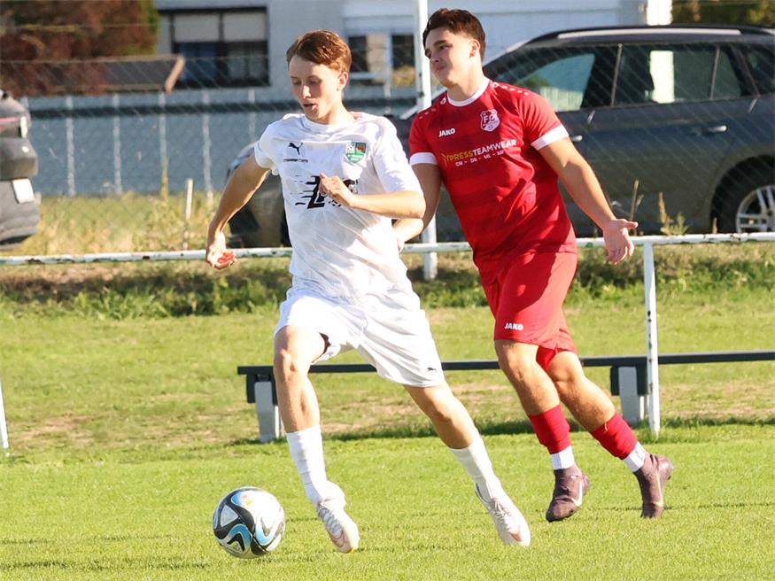 Adrian Jürgen Karlik (l.) und seine Trausdorfer gaben gegen Zagersdorf eine 3:0-Führung aus der Hand und mussten sich am Ende mit einem 3:3 begnügen.
