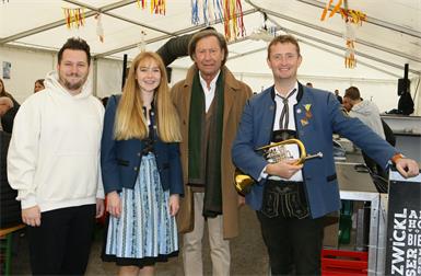 Adrian Kubat, Annika Höller, Bürgermeister Kurt Maczek und Stefan Schuh. 