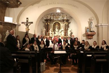 Adventkonzert. Der Chor und die Tamburica Frankenau verbreiteten in Weingraben weihnachtliche Stimmung.