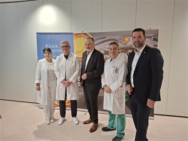 Ärztliche Direktorin der Klinik Oberwart Veronika Matzi, Oberarzt Paul Vock, Landeshauptmann Hans Peter Doskozil, Primarius Andreas Ochsenhofer und CEO der Gesundheit Burgenland Florian Schlechtleitner.