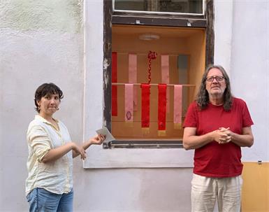 Agnes Pauer mit Michael Sykora, der Inhaber und Betreiber der Vitrina Gaga, bei der Eröffnung. 