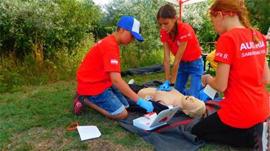 Aktiv. Beim Sanitätsbewerb des Samariterbunds nahm auch eine Gruppe aus Österreich teil: Kilian, Laura und Marie mussten an einer Übungspuppe zeigen, wie man richtig reanimiert.