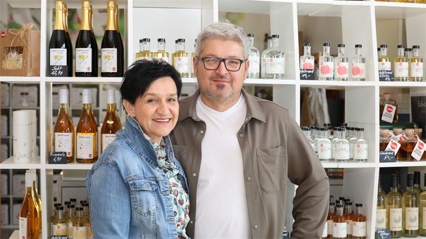 Albert Leeb mit seiner Lebensgefährtin Anita Fankhauser: In ihrem Betrieb „Alles Apfel“ in St. Andrä verkaufen sie neben Frischobst auch Säfte, Schnäpse, Marmeladen und andere Köstlichkeiten.