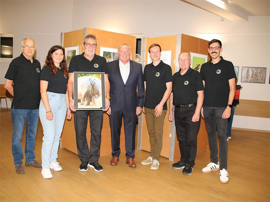 Albrecht Ziggerhofer, Katharina Schabl, Obmann Christoph Gugola, Florian Heiling, Alois Weber und Mario Gugola - im Bild mit Vizebürgermeister Josef Thurner (M.) - zeigten ihre Bilder.