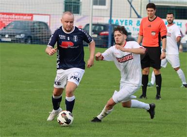 Alessandro Blazevic (l.) streift wieder das Jahrndorf-Leiberl über. 
