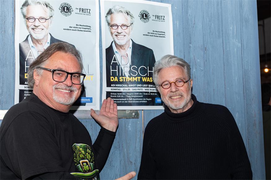 Alex Rupp vom Lions Club Neusiedlersee mit Adi Hirschal, der am 27. April in Weiden am See auftritt.