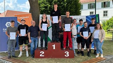 Alexander Bredl, Florian Cenker, Landesinnungsmeister Manfred Beck, die Zweitplatzierte Lena Iby, Sieger Raphael Simon, der Drittplatzierte Ralph Ringbauer, Landeslehrlingswart Hermann Csmarits, Gabriel Strebl, Marcel Börner, Fabian Brunner und Carola Semeliker (v. l).