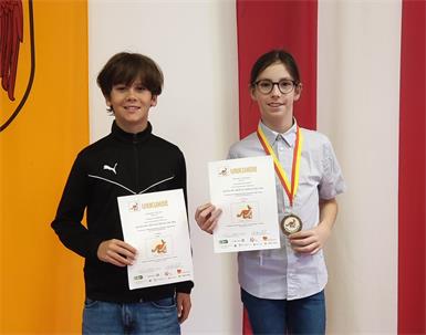 Alexander Dorner und Bastian Weninger bei der Siegerehrung. Emma Zäsar konnte wegen der mündlichen Matura nicht an der Verleihung teilnehmen.