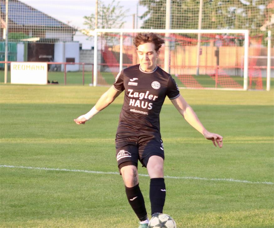Verletzungssorgen, Youngsters und ein kurioser Kartenrekord Alexander Groß musste gegen Bad Sauerbrunn mit einer Kopfverletzung ausgewechselt werden. Foto: BVZ/Strodl