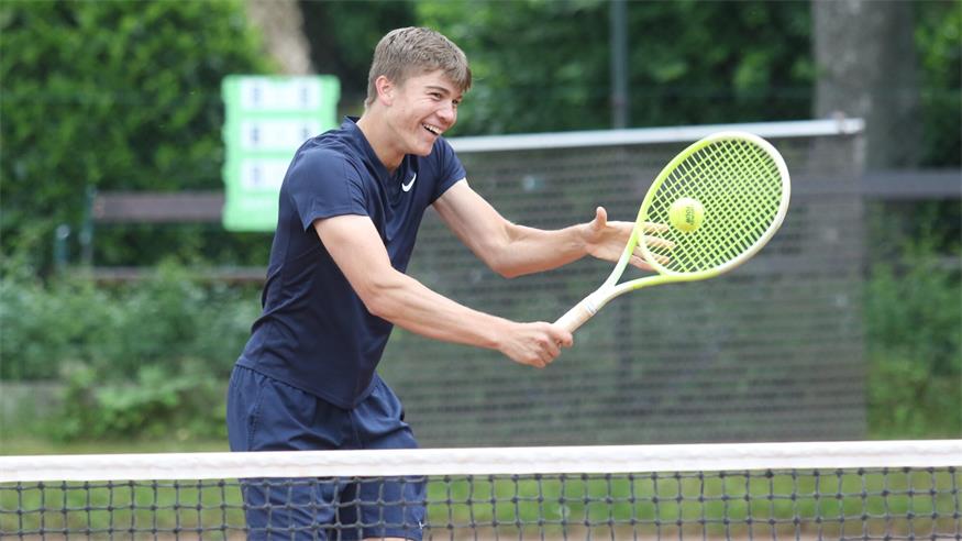 Alexander Gschiel in Aktion am Tenniscourt – 2025 sein bisher erfolgreichstes Jahr im Einzel- und Doppelbereich.