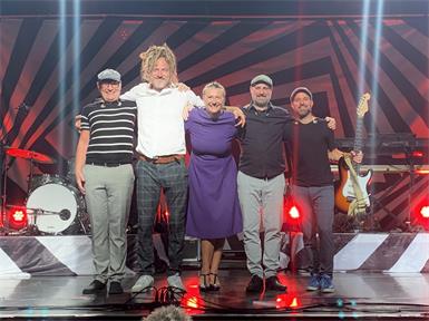 Alexander Horstmann spielte Bass, Philipp Disco Mayer saß am Schlagzeug, Birgit Denk sang, Harald Wiesinger spielte Keyboard und Ludwig Ebner-Reiter rockte die Gitarre.