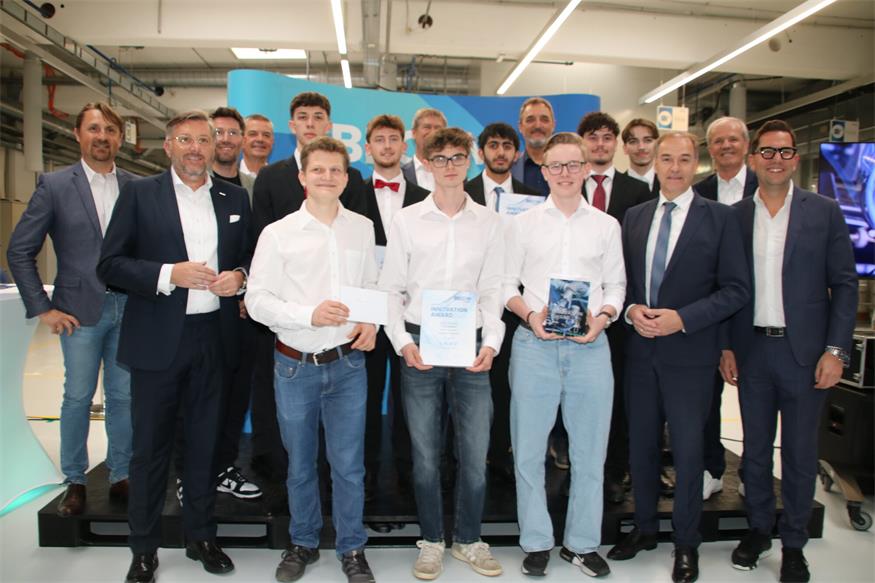 Alexander Steinbauer, Lukas Sedelmaier und Kilian Sinowerski erhielten den BECOM Innovation Award 2026. Firmenleitung, Mitschüler und Ehrengäste gratulierten.