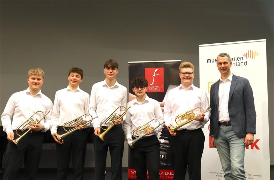 Alexander Zumpf, Felix Heschl, Matteo Stampf, Johannes Pfneisl und Ben Schrammel vom „Quinteto de trompetas“ - im Bild mit ihrem Lehrer Musikschuldirektor Thomas Loier - erspielten den Landessieg und dürfen nun zum Bundesbewerb fahren.
