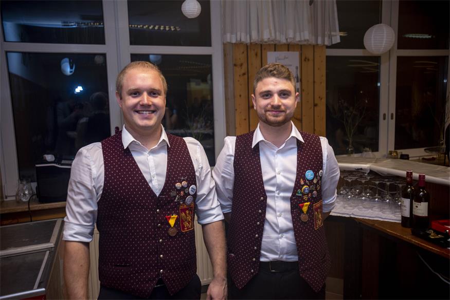Alexander und Marco hatten hinter der Bar alle Hände voll zu tun.