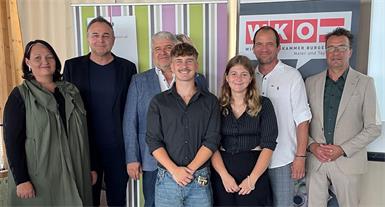 Alexandra Freiberger, Fachgruppengeschäftsführer Thomas Kornfeind, Roman Gober, Leon Rupp, Janine Weis, Markus Szerencsits und Landesinnungsmeister Jürgen Szerencsits (v.l.) bei der Ehrung.