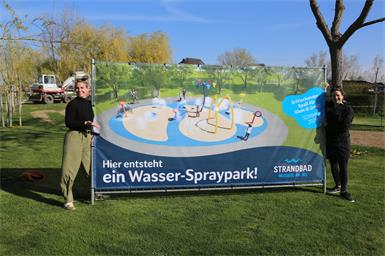 Alexandra Göschl und Anna Horvath von der Freizeitbetriebe GmbH präsentierten die Pläne für einen neuen „Wasser-Spraypark“ neben dem Kinderpool.